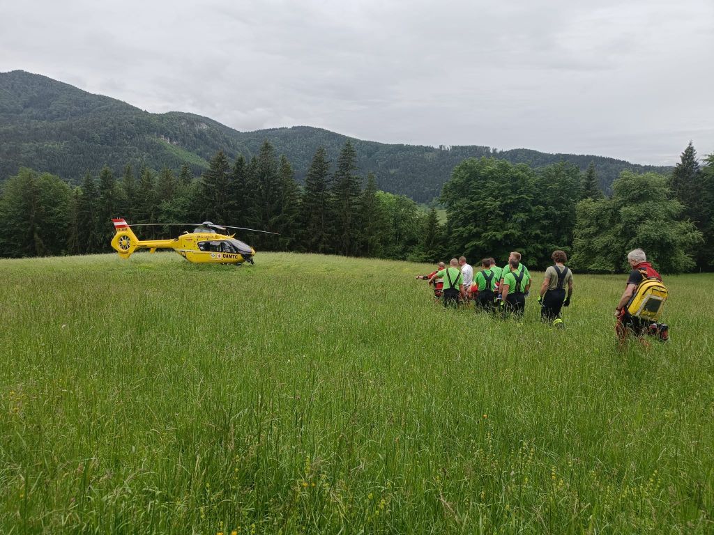 Weiterlesen: Rettungsaktion im Seeberg: Landwirt nach Unfall in steilem Gelände gerettet